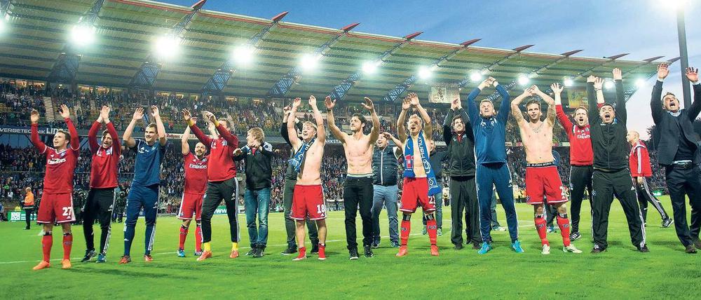 Wieder Relegationsmeister. Die Spieler des HSV feiern ihren Erfolg gegen den Karlsruher SC. In der Relegation ist der HSV eben eine Nummer.