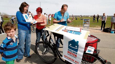 Basisdemokratisch. Helfer sammeln Unterschriften für das Volksbegehren auf dem Tempelhofer Feld.