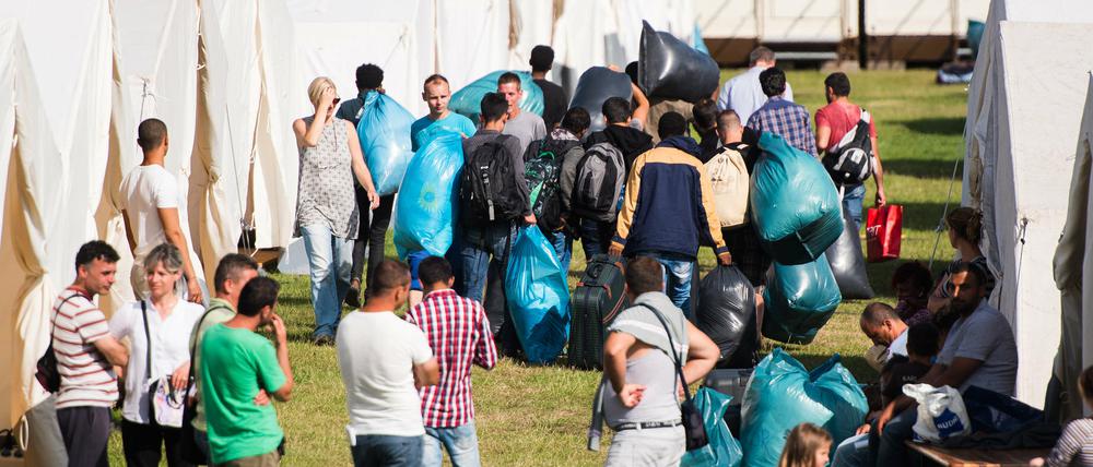  Flüchtlinge ziehen in Hamburg in eine neue Unterkunft im Stadtteil Jenfeld ein.
