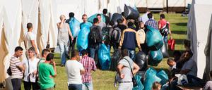 Flüchtlinge ziehen in Hamburg in eine neue Unterkunft im Stadtteil Jenfeld ein.