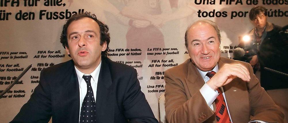 Bessere Zeiten: Michel Platini und Sepp Blatter bei einer Pressekonferenz 1998.