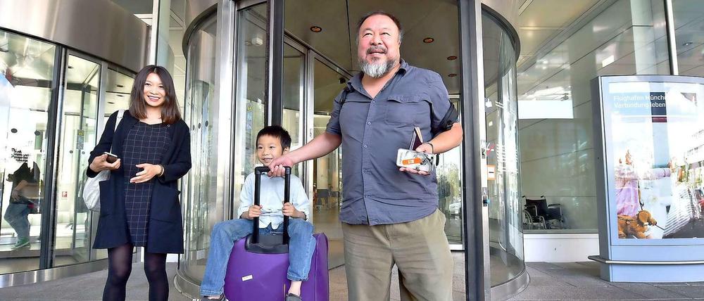 Herzlich Willkommen. Ai Weiwei hat seinen Reisepass wieder und ist als erstes nach München geflogen. Sein in Berlin lebender Sohn Ai Lao und dessen Mutter begrüßen ihn bei der Ankunft.