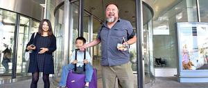 Herzlich Willkommen. Ai Weiwei hat seinen Reisepass wieder und ist als erstes nach München geflogen. Sein in Berlin lebender Sohn Ai Lao und dessen Mutter begrüßen ihn bei der Ankunft.