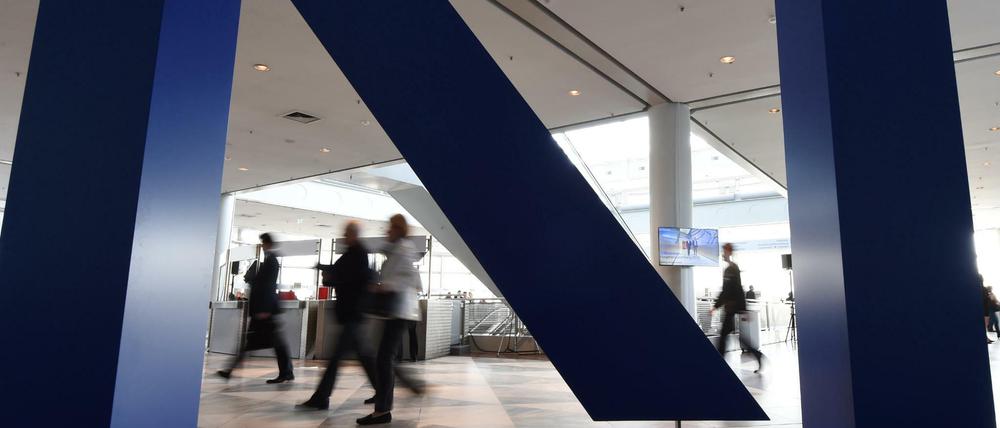 Der Umbau der Deutschen Bank ist in vollem Gange. In der kommenden Woche legt der Konzern Zahlen zum abgelaufenen Quartal vor.