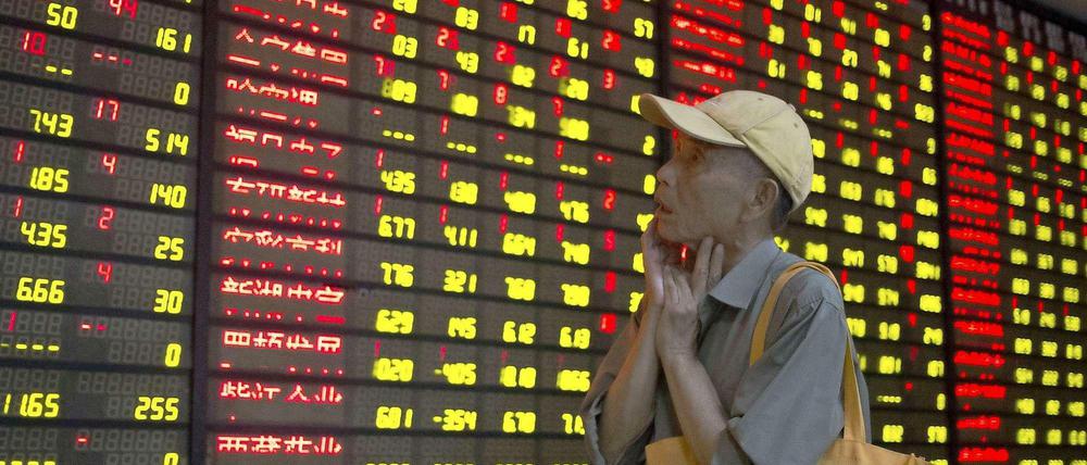Der Sturzflug an Chinas Börsen betrifft die breite Bevölkerung. Die chinesische Regierung hat Investitionen von Kleinanlegern stark gefördert.