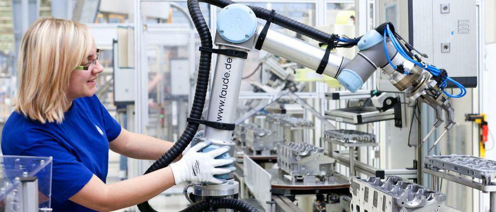 Mensch und Maschine. Wie Erster Letzteren bedient, muss erst gelernt werden. Ein Gewerkschaftsprojekt zum „Corporate Learning“ half etwa dabei, ältere Mitarbeiter in ostdeutschen Unternehmen mit neuer Software vertraut zu machen – und die Teamleiter für die Schwierigkeiten dabei zu sensibilisieren.