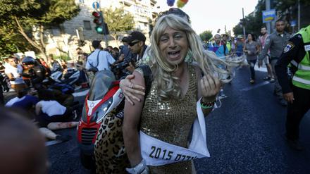 Entsetzte Teilnehmer einer Homosexuellenparade nach dem Messerangriff eines ultraorthodoxen Juden