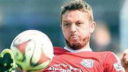 Hoch das Bein. Alon Abelski hat schon in der Zweiten Liga gespielt. 