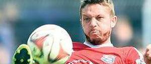 Hoch das Bein. Alon Abelski hat schon in der Zweiten Liga gespielt. 