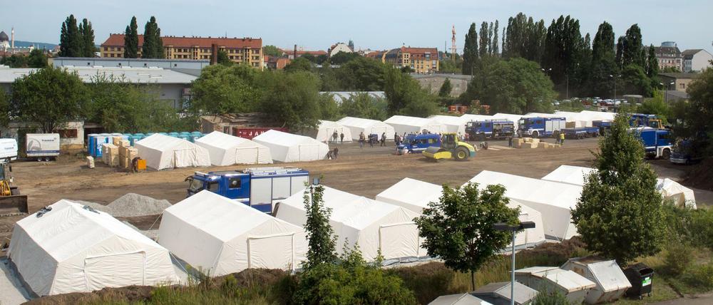 Eine Zeltstadt für Flüchtlinge, die als vorübergehende Asylnotunterkunft auf einem Areal in Dresden errichtet wurde.