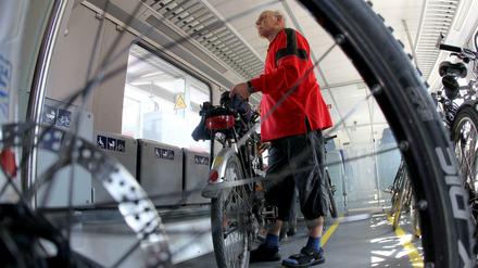 In Regionalzügen dürfen Urlauber ihr Fahrrad transportieren. Sie brauchen aber ein Ticket für ihr Gefährt. Hier empfiehlt sich die bundesweit gültige Fahrradtageskarte der Bahn.