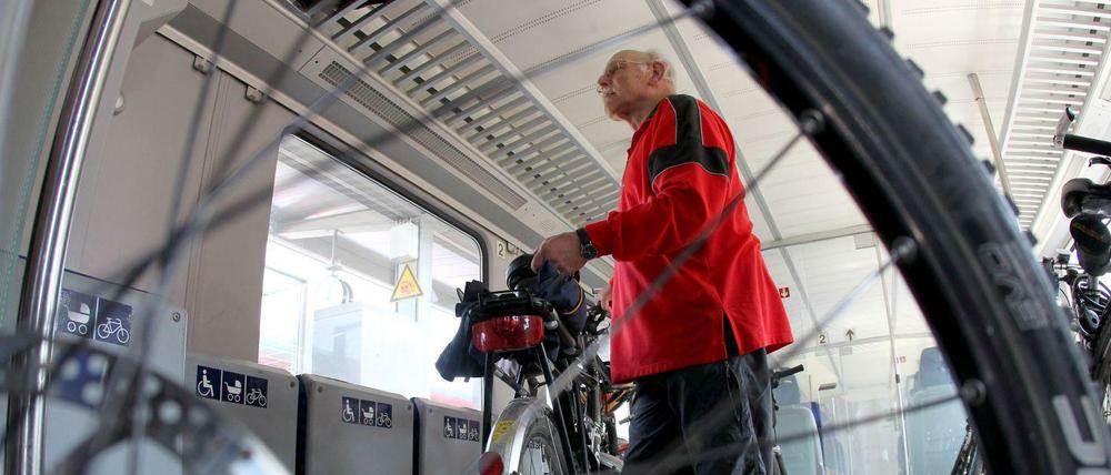 In Regionalzügen dürfen Urlauber ihr Fahrrad transportieren. Sie brauchen aber ein Ticket für ihr Gefährt. Hier empfiehlt sich die bundesweit gültige Fahrradtageskarte der Bahn.