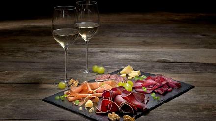 Ein paar Häppchen und ein Glas Wein gehören zum Apéro immer dazu.