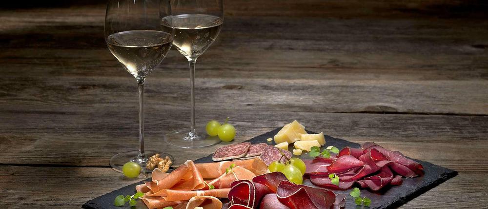 Ein paar Häppchen und ein Glas Wein gehören zum Apéro immer dazu.