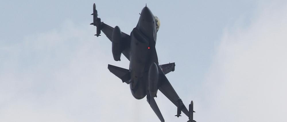 Eine türkische Maschine vom Typ F-16. Die Türkei hat kurdische Stellungen angegriffen. 
