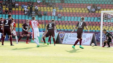 Der Anfang vom Ende für den BFC. Davy Frick (verdeckt) erzielt den Zwickauer Führungstreffer.