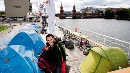 Mitten in der Großstadt zelten, auf einem Spreekahn, mit herrlichem Blick auf die Oberbaumbrücke. Das lockt ein buntes internationales Publikum aufs Oberdeck des Hostelschiffs "Western Comfort". 