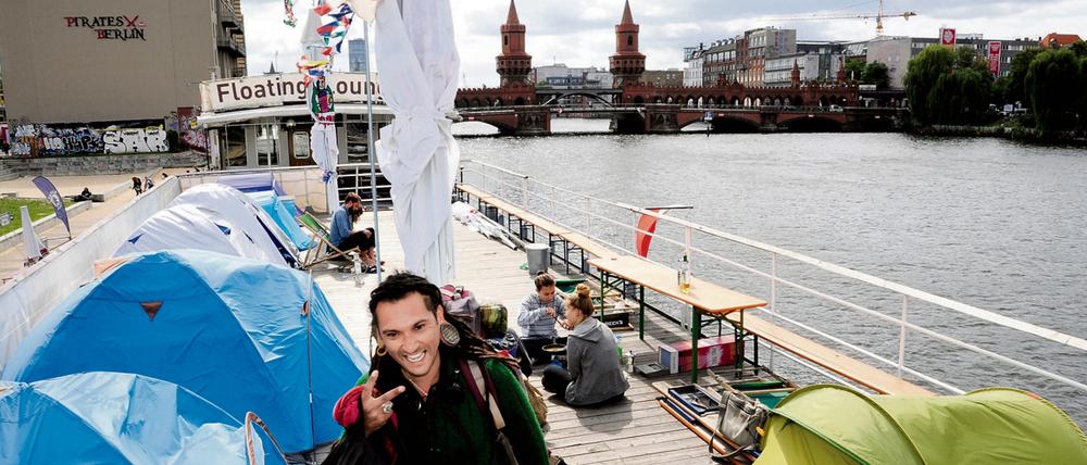 Mitten in der Großstadt zelten, auf einem Spreekahn, mit herrlichem Blick auf die Oberbaumbrücke. Das lockt ein buntes internationales Publikum aufs Oberdeck des Hostelschiffs "Western Comfort". 