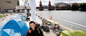 Mitten in der Großstadt zelten, auf einem Spreekahn, mit herrlichem Blick auf die Oberbaumbrücke. Das lockt ein buntes internationales Publikum aufs Oberdeck des Hostelschiffs "Western Comfort". 