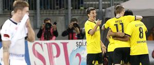 Die BVB-Spieler bejubeln den Treffer zum 1:0 von Jonas Hofmann (2. v. l.).