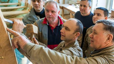 Am Stemmeisen: Asylbewerbern ist das Arbeiten noch verboten. In der Kleinstadt Bützow in Mecklenburg-Vorpommern wird schon mal informell ausgebildet.