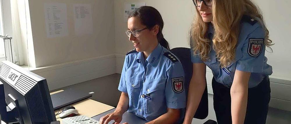 Jetzt auch bei Facebook: Anja Resmer (l.) und Stefanie Neumann haben das Projekt aufgebaut.