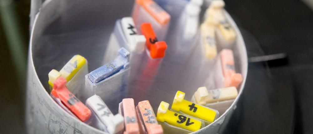 Kassetten mit eingefrorenen Eizellen lagern am 09.12.2014 in einem Labor im Universitätsklinikum in Tübingen (Baden-Württemberg) in einem Stickstoffbehälter. Immer mehr Frauen in Deutschland finden die Idee vom Social Freezing gut.