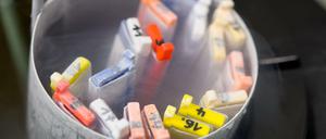 Kassetten mit eingefrorenen Eizellen lagern am 09.12.2014 in einem Labor im Universitätsklinikum in Tübingen (Baden-Württemberg) in einem Stickstoffbehälter. Immer mehr Frauen in Deutschland finden die Idee vom Social Freezing gut. 