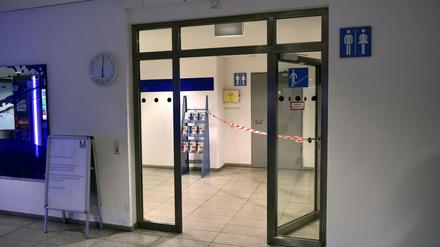 Ein Polizeiabsperrband hängt am Donnerstag am Flughafen München vor einer Toilette. Hier war zuvor ein Neugeborenes entdeckt worden. Die Kriminalpolizei vermutet, dass die Frau das Kind auf der Toilette zur Welt brachte und dort zurückließ. 