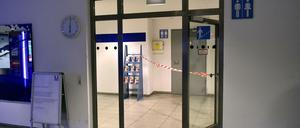 Ein Polizeiabsperrband hängt am Donnerstag am Flughafen München vor einer Toilette. Hier war zuvor ein Neugeborenes entdeckt worden. Die Kriminalpolizei vermutet, dass die Frau das Kind auf der Toilette zur Welt brachte und dort zurückließ. 