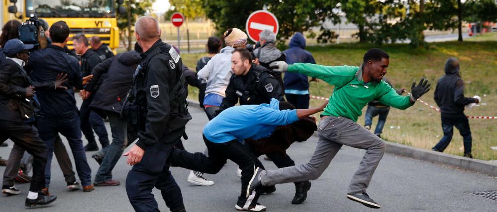 Flüchtlinge wurden von der französischen Polizei eingekreist und versuchen, zu entkommen. Ein Mann aus dem Sudan wurde von einem Truck angefahren. 