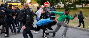 Flüchtlinge wurden von der französischen Polizei eingekreist und versuchen, zu entkommen. Ein Mann aus dem Sudan wurde von einem Truck angefahren. 