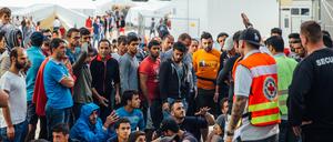 Flüchtlinge versammeln sich am Eingang des Aufnahmelagers an der Bremer Straße in Dresden.