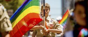 Ein US-Pfadfinder mit einer Regenbogenflagge während einer Parade für die Rechte Homosexueller in San Francisco