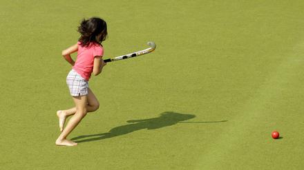 Unsere Autorin findet: Es gehört zum Kindsein dazu, sich nicht auf Dauer festlegen zu müssen: Heute für Hockey zu schwärmen und morgen für Fußball 