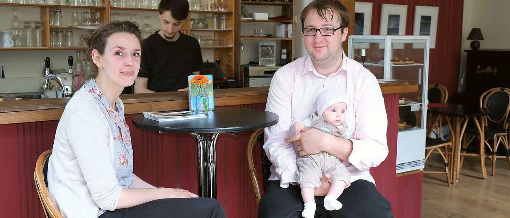 Maren und Lucas Ludewig mit Töchterchen im Café Canapé.