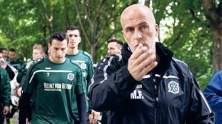 Eisbrecher. 96-Coach Frontzeck (r.) sorgt für bessere Stimmung.