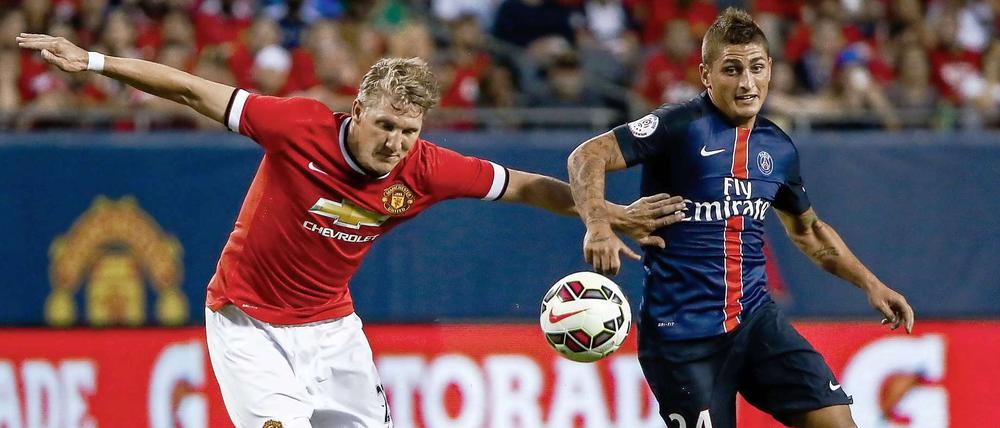 Schwerer Stand für Bastian Schweinsteiger. Aber es war ja nur ein Testspiel.