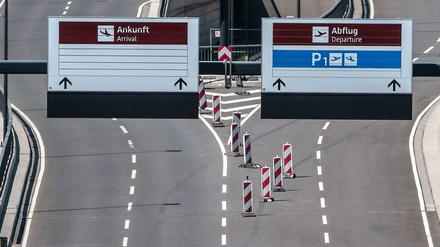 Die Marschrichtung der Flughafengesellschaft ist klar: Diesen Schildern sollen ab 2017 auch Flughafengäste folgen, wenn der Airport dann eröffnet wird.