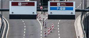 Die Marschrichtung der Flughafengesellschaft ist klar: Diesen Schildern sollen ab 2017 auch Flughafengäste folgen, wenn der Airport dann eröffnet wird.