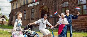 Das holländische Ehepaar Spruit hat am Draisinenhaltepunkt Sperenberg eine Bildhauerwerkstatt eingerichtet und gibt dort auch Kurse.