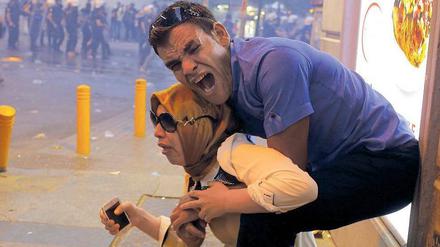 Staat gegen Bürger. Die türkische Polizei löste in der vergangenen Woche eine Demonstration in Istanbul gewaltsam auf und setzte Tränengas ein.