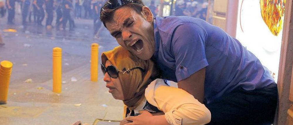 Staat gegen Bürger. Die türkische Polizei löste in der vergangenen Woche eine Demonstration in Istanbul gewaltsam auf und setzte Tränengas ein.