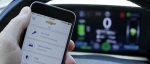 Wie sicher sind vernetzte Autos? Innerhalb kurzer Zeit wurden offenbar die Fahrzeuge von zwei US-Herstellern übers Internet geknackt.