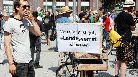 Am Samstag demonstrierten Unterstützer von Netzpolitik.org in Berlin gegen das Vorgehen der Justiz. Nach Angaben der Polizei nahmen 1300, nach Angaben der Veranstalter 3000 Menschen an der Demonstration teil.