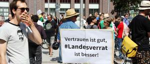 Am Samstag demonstrierten Unterstützer von Netzpolitik.org in Berlin gegen das Vorgehen der Justiz. Nach Angaben der Polizei nahmen 1300, nach Angaben der Veranstalter 3000 Menschen an der Demonstration teil.