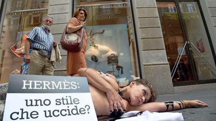 Die Peta-Aktivisten mögen ganz große Gesten, die Hermès-Kunden finden's nicht so schön: Blutige Performance vor der Mailänder Boutique.