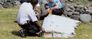 Französische Experten untersuchen das Wrackteil auf der französischen Insel La Réunion. Weitere Ergebnisses soll eine Untersuchung in Toulouse bringen.