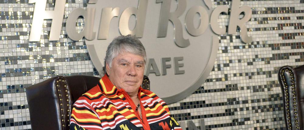 Der alte Rocker der Indianer: Seminole-Häuptling Chief James E. Billie im Hard Rock Café Berlin.