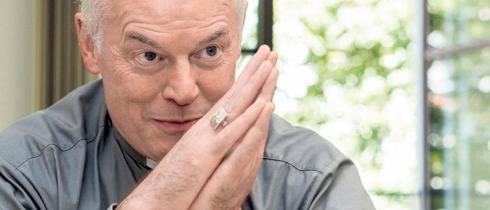 Weihbischof Anton Losinger ist Mitglied des Deutschen Ethikrats, der Bayerischen Bioethikkommission und Senator der Max-Planck-Gesellschaft.